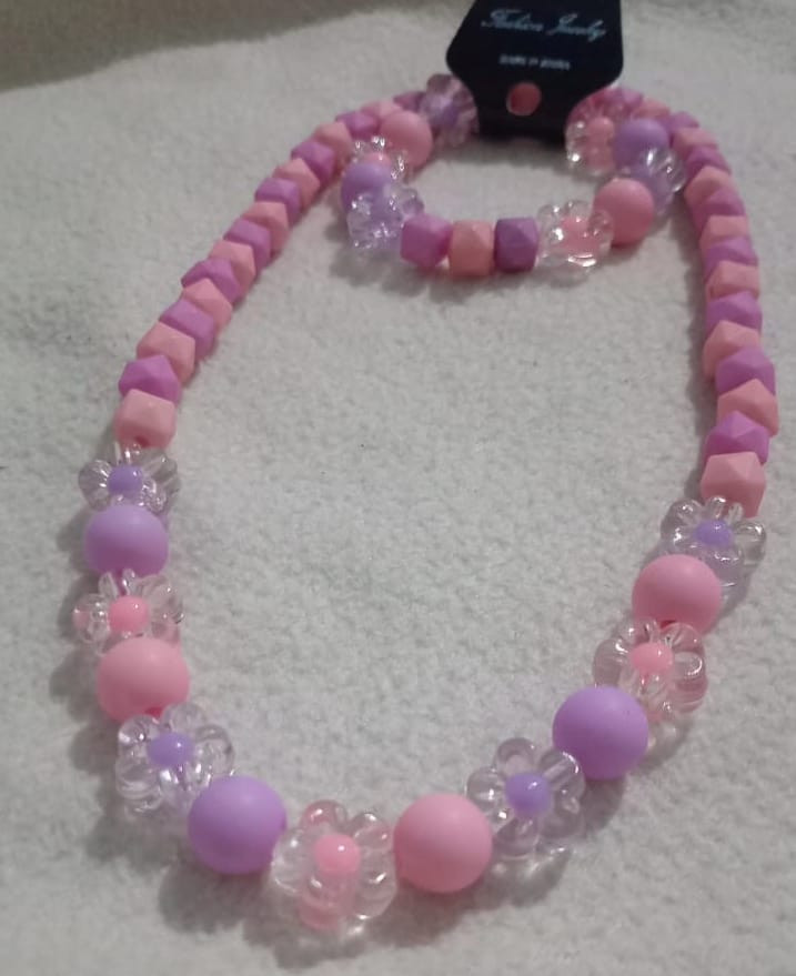 Multi-Color Pearl Necklace with Floral Accents – A Unique Blend of Elegance